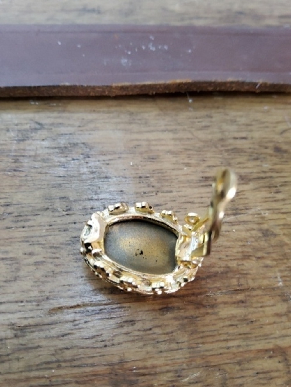 Vintage Elsa Schiaparelli Clip- on earrings. - Picture 8 of 9